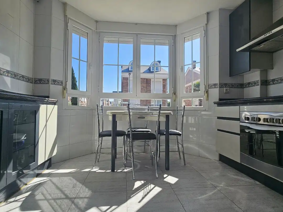 Casa o xalet en venda a Avenida Fontana, 1, Santa Marta de Tormes Menjador de Casa o xalet en venda en Santa Marta de Tormes amb Calefacció, Jardí privat i Parquet
