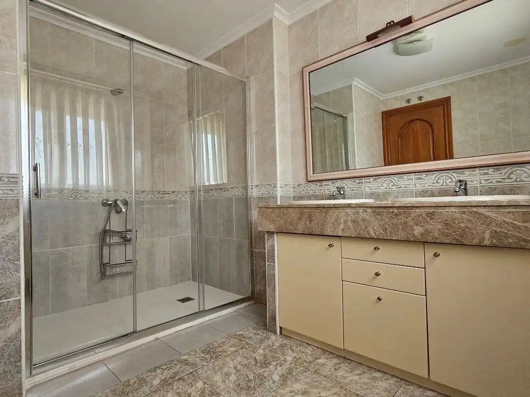 Casa o xalet en venda a Avenida Fontana, 1, Santa Marta de Tormes Bany de Casa o xalet en venda en Santa Marta de Tormes amb Calefacció, Jardí privat i Parquet