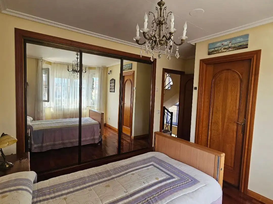 Casa o xalet en venda a Avenida Fontana, 1, Santa Marta de Tormes Dormitori de Casa o xalet en venda en Santa Marta de Tormes amb Calefacció, Jardí privat i Parquet