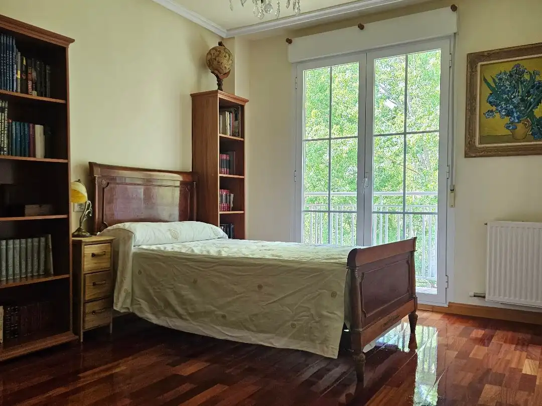 Casa o xalet en venda a Avenida Fontana, 1, Santa Marta de Tormes Dormitori de Casa o xalet en venda en Santa Marta de Tormes amb Calefacció, Jardí privat i Parquet