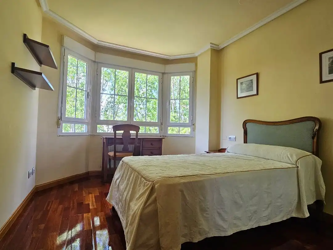 Casa o xalet en venda a Avenida Fontana, 1, Santa Marta de Tormes Dormitori de Casa o xalet en venda en Santa Marta de Tormes amb Calefacció, Jardí privat i Parquet