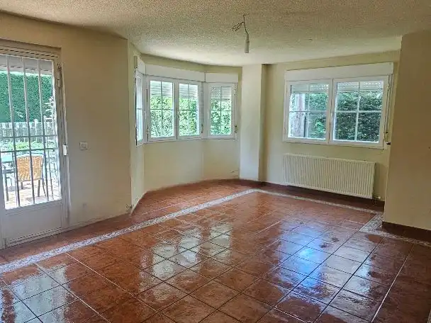 Casa o xalet en venda a Avenida Fontana, 1, Santa Marta de Tormes Sala d'estar de Casa o xalet en venda en Santa Marta de Tormes amb Calefacció, Jardí privat i Parquet