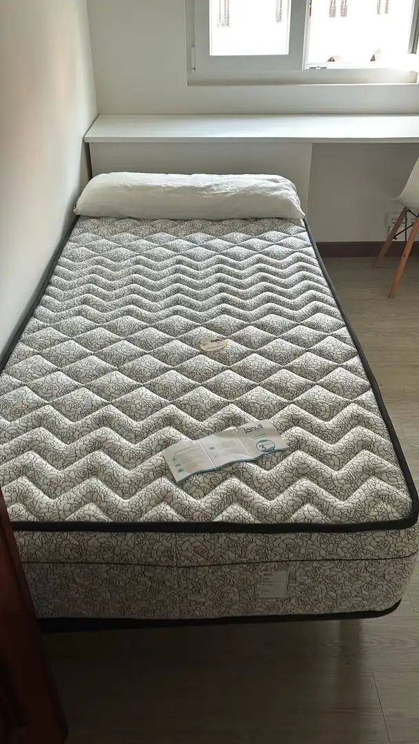 Zimmer in Calle de Valentín Lavín Casalís, 14, Cuatro Caminos Schlafzimmer von Wohnung zur untervermieten in Santander mit Möbliert
