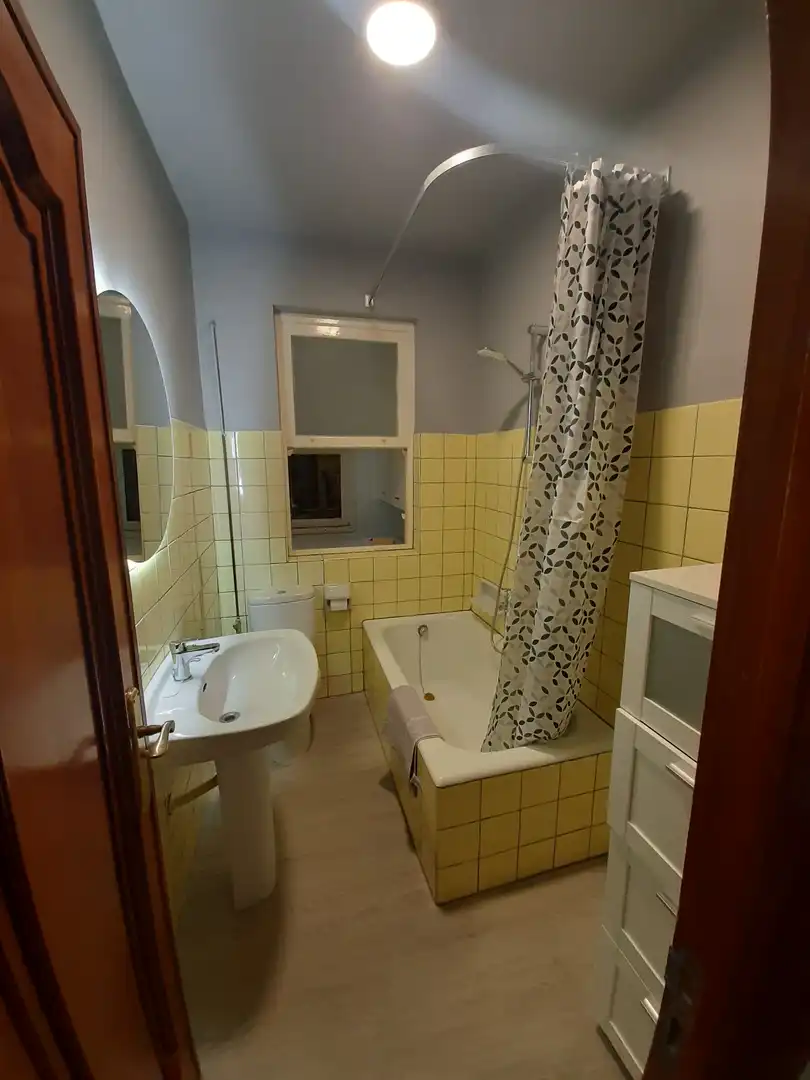 Zimmer in Calle de Valentín Lavín Casalís, 14, Cuatro Caminos Badezimmer von Wohnung zur untervermieten in Santander mit Möbliert