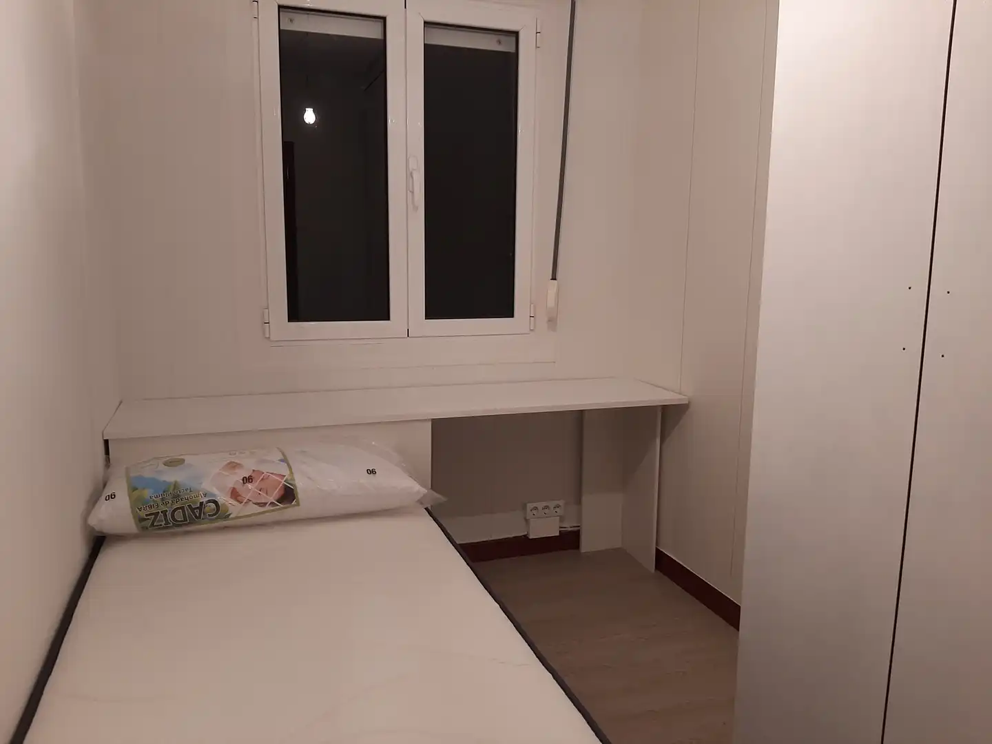 Zimmer in Calle de Valentín Lavín Casalís, 14, Cuatro Caminos Schlafzimmer von Wohnung zur untervermieten in Santander mit Möbliert
