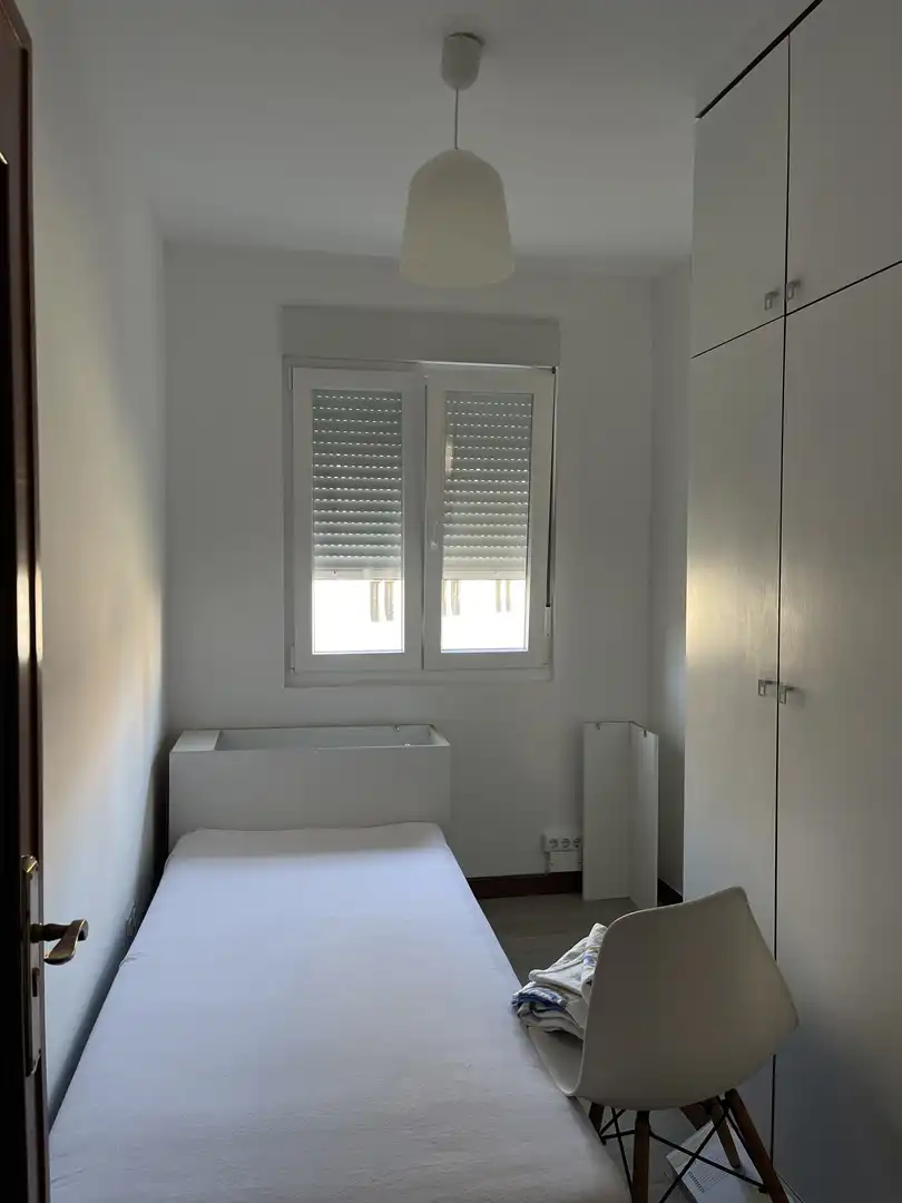 Zimmer in Calle de Valentín Lavín Casalís, 14, Cuatro Caminos Schlafzimmer von Wohnung zur untervermieten in Santander mit Möbliert