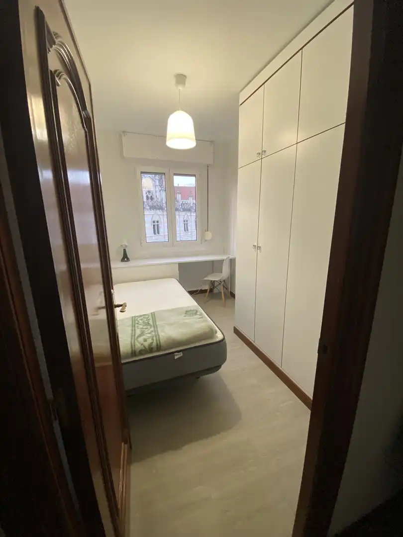 Zimmer in Calle de Valentín Lavín Casalís, 14, Cuatro Caminos Schlafzimmer von Wohnung zur untervermieten in Santander mit Möbliert