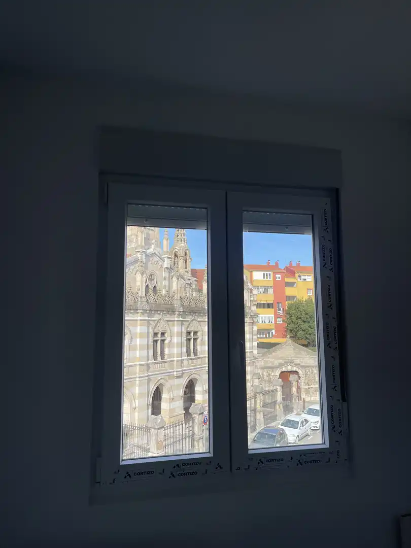 Zimmer in Calle de Valentín Lavín Casalís, 14, Cuatro Caminos Außenansicht von Wohnung zur untervermieten in Santander mit Möbliert