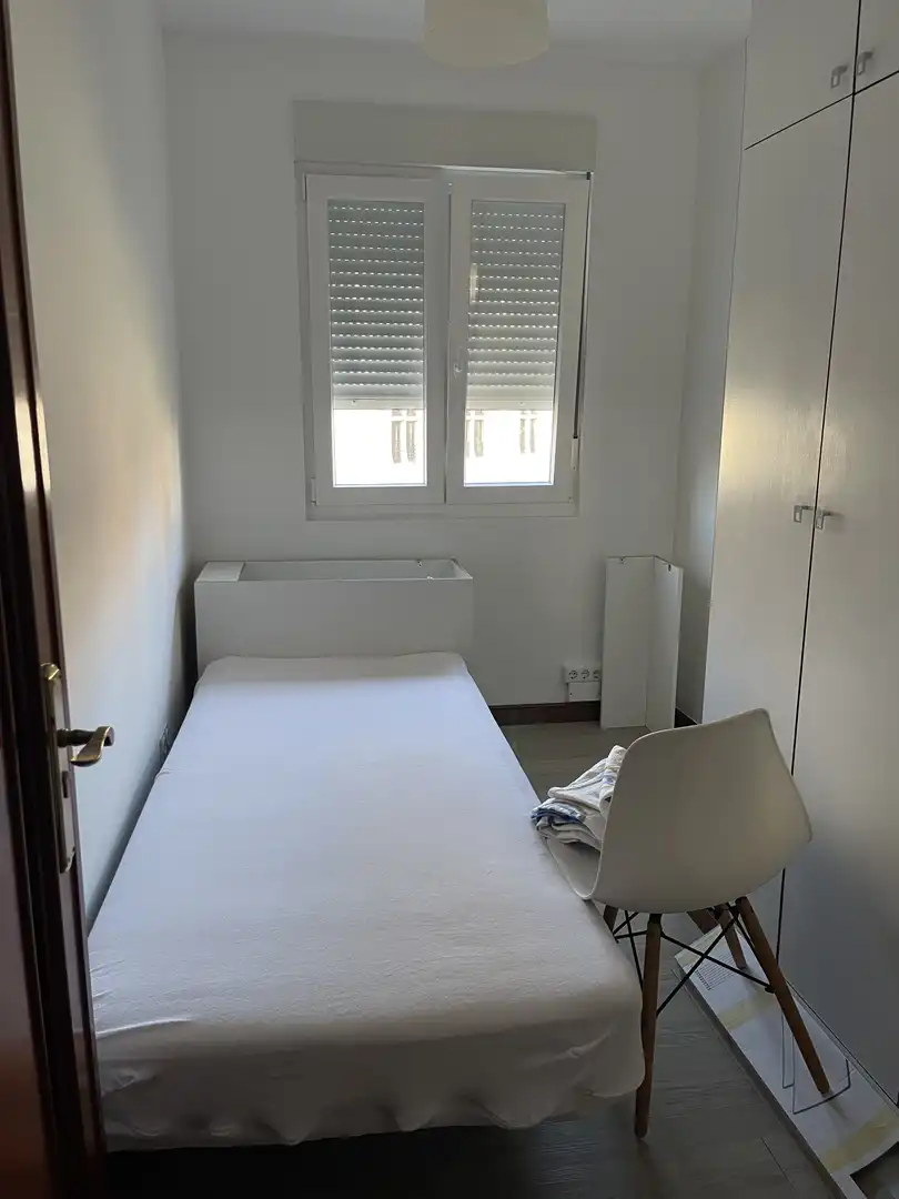 Zimmer in Calle de Valentín Lavín Casalís, 14, Cuatro Caminos Schlafzimmer von Wohnung zur untervermieten in Santander mit Möbliert