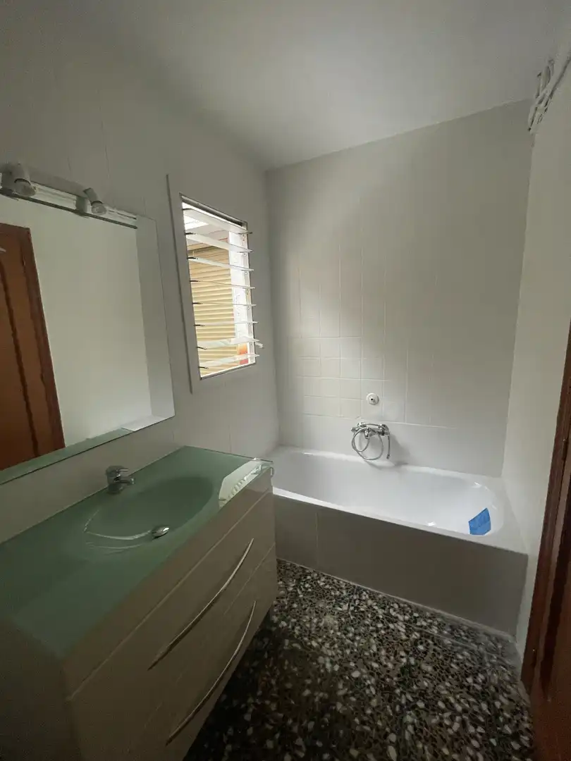 Badezimmer von Wohnung zur Miete in La Sénia mit Balkon
