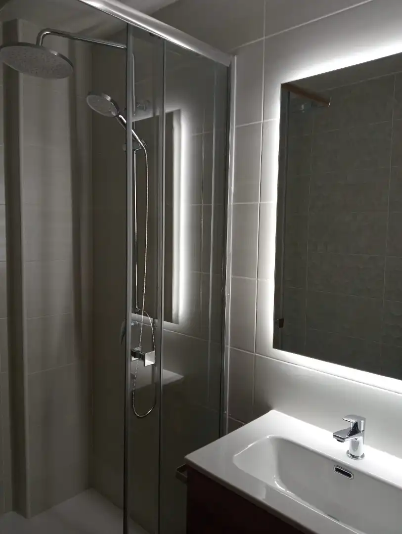 Baño de Piso de alquiler en San Sebastián de los Reyes con Parquet, Terraza y Piscina