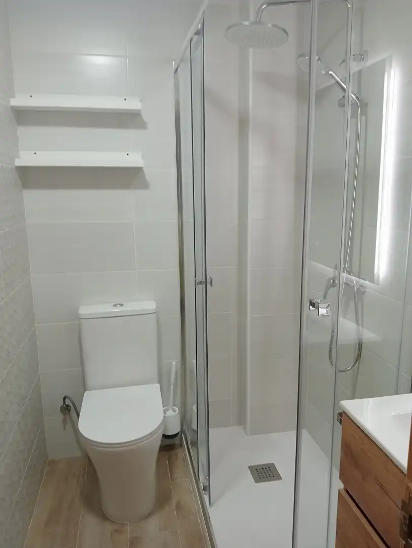 Baño de Piso de alquiler en San Sebastián de los Reyes con Parquet, Terraza y Piscina
