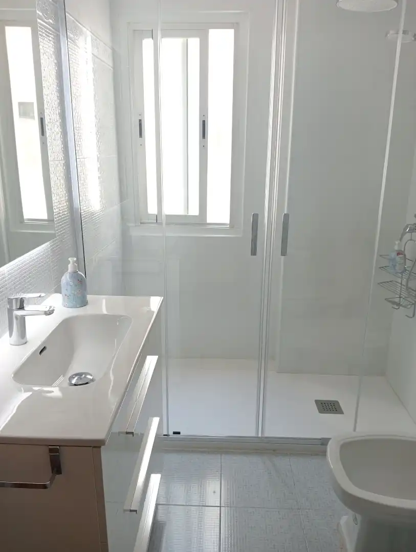 Baño de Piso de alquiler en San Sebastián de los Reyes con Parquet, Terraza y Piscina