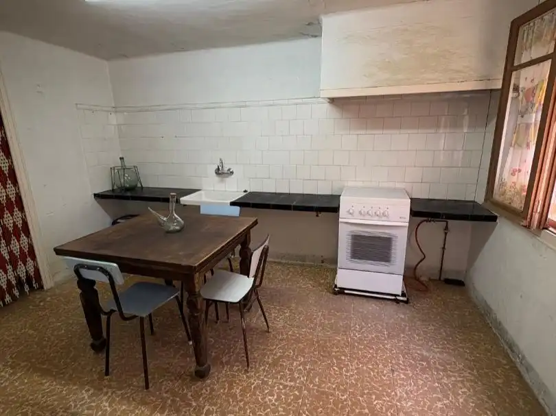 Casa adosada en venda a Carrer les Voltes, 14, Riba-roja d'Ebre Cuina de Casa adosada en venda en Riba-roja d'Ebre amb Terrassa i Traster