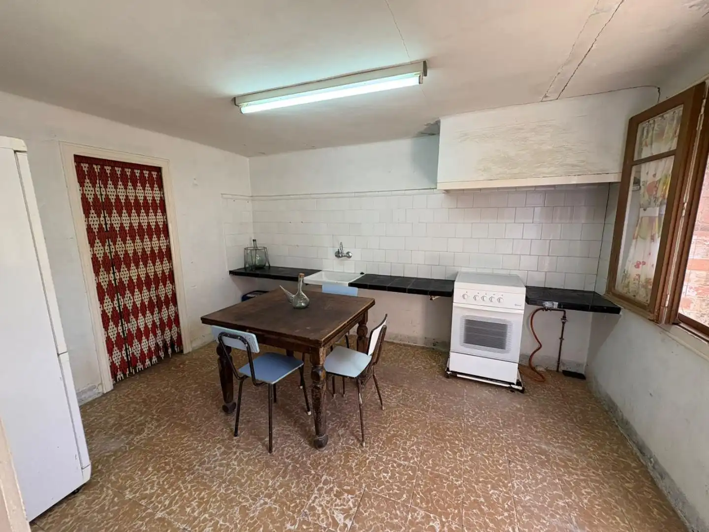 Casa adosada en venda a Carrer les Voltes, 14, Riba-roja d'Ebre Cuina de Casa adosada en venda en Riba-roja d'Ebre amb Terrassa i Traster