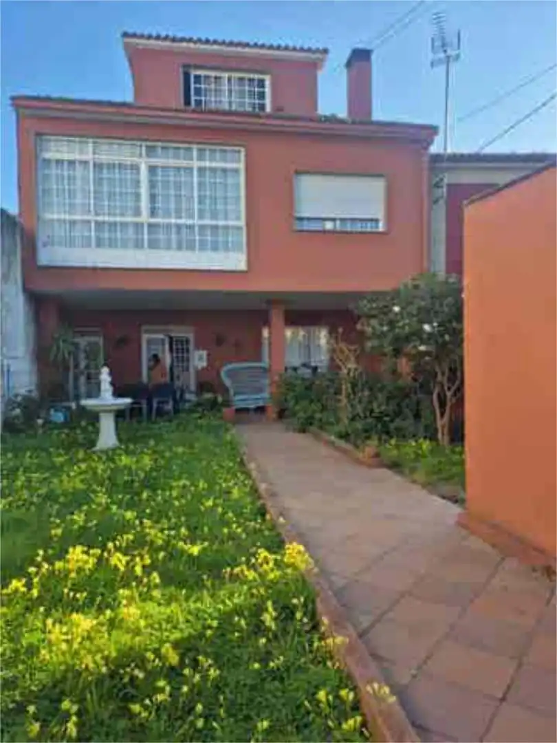 Casa o chalet en venta en Sobrán Jardín de Casa o chalet en venta en Vilagarcía de Arousa con Jardín privado, Trastero y Amueblado