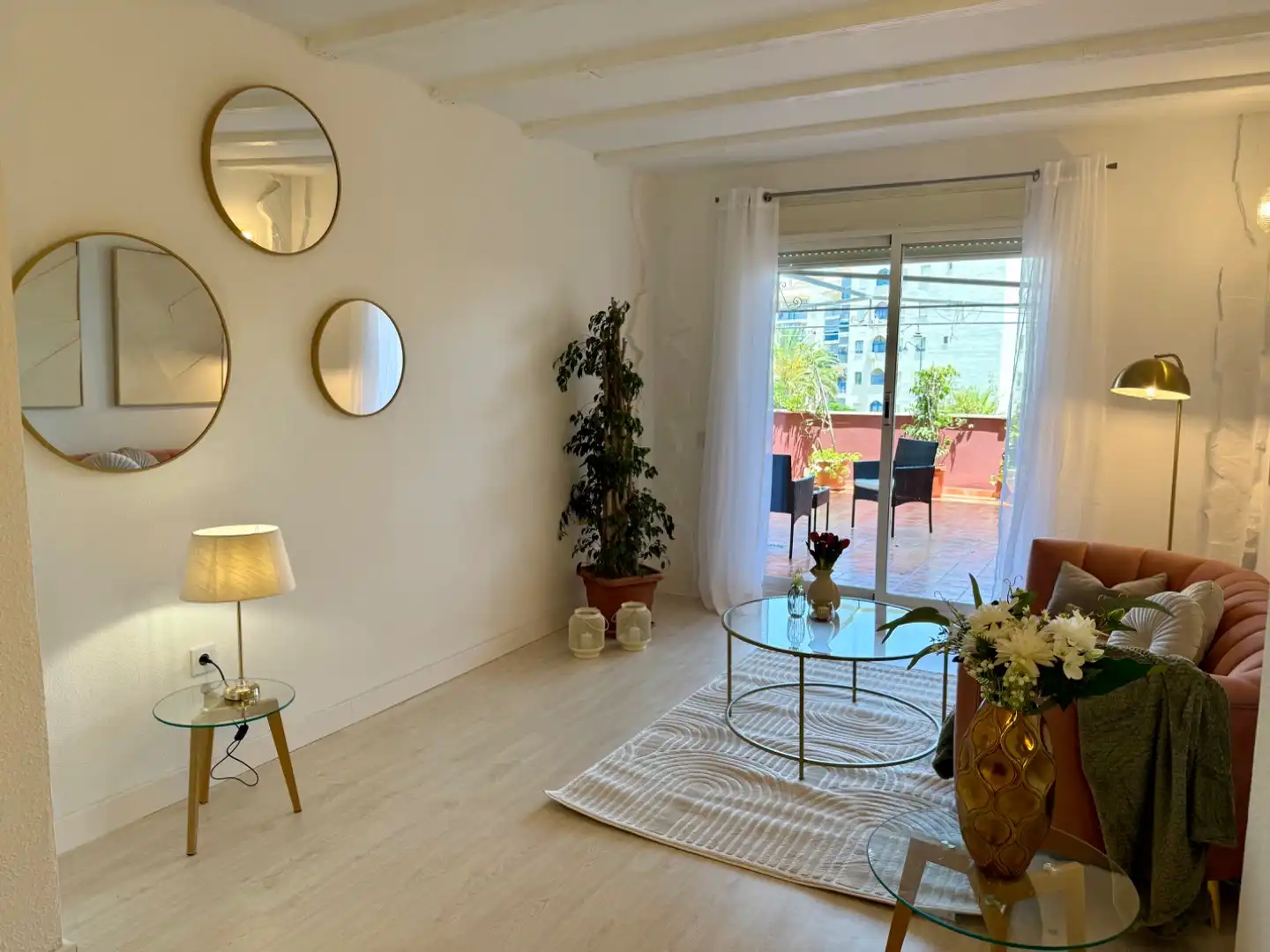 Pis en venda a Avenida Puerta del Mar, 45, Huerta Nueva Sala d'estar de Pis en venda en Estepona amb Parquet, Terrassa i Piscina