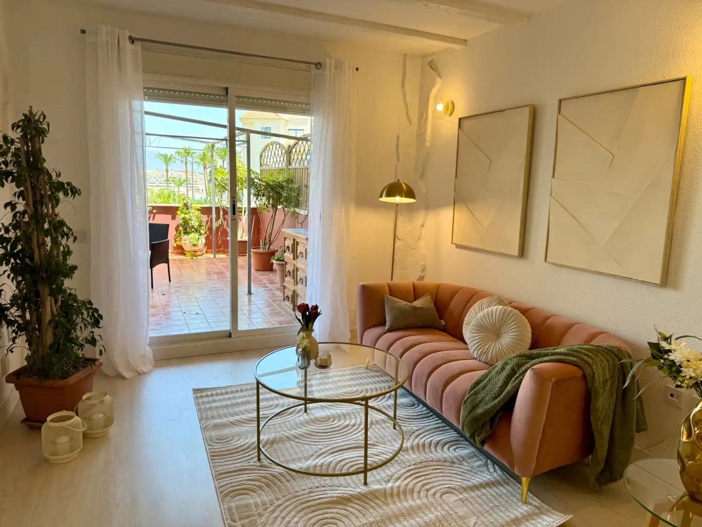 Pis en venda a Avenida Puerta del Mar, 45, Huerta Nueva Sala d'estar de Pis en venda en Estepona amb Parquet, Terrassa i Piscina