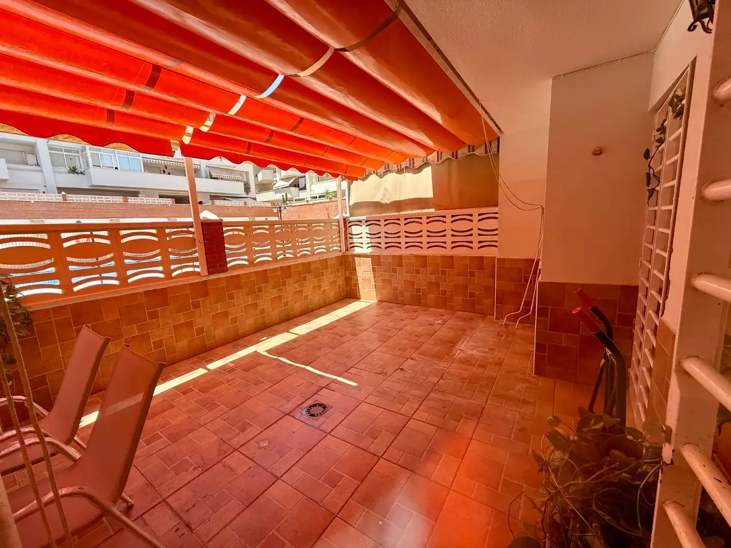 Pis en venda a Avenida Puerta del Mar, 45, Huerta Nueva Terrassa de Pis en venda en Estepona amb Parquet, Terrassa i Piscina