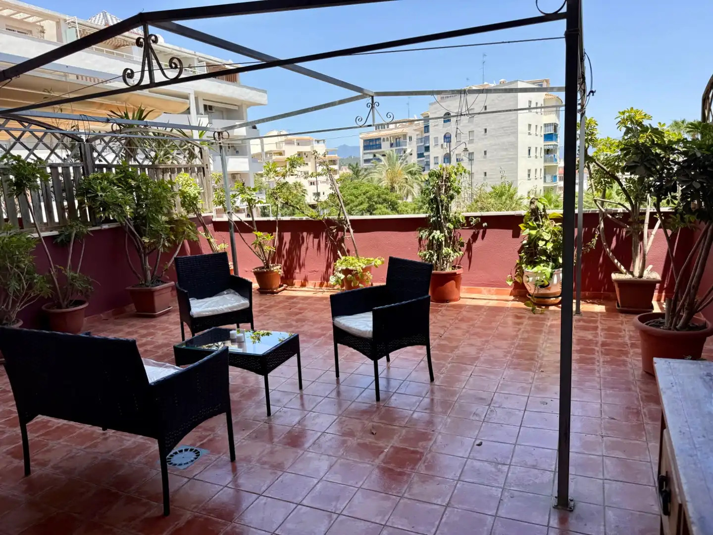 Pis en venda a Avenida Puerta del Mar, 45, Huerta Nueva Terrassa de Pis en venda en Estepona amb Parquet, Terrassa i Piscina