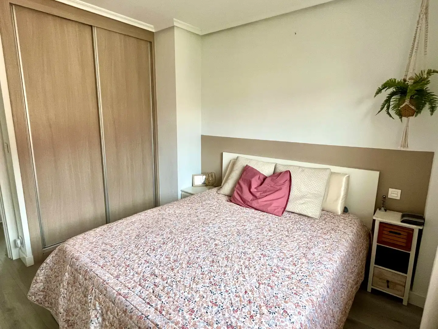 Casa adosada en venta en Barrio Otañes, 58, Otañes - Talledo Habitación de Casa adosada en venta en Castro-Urdiales con Terraza y Piscina