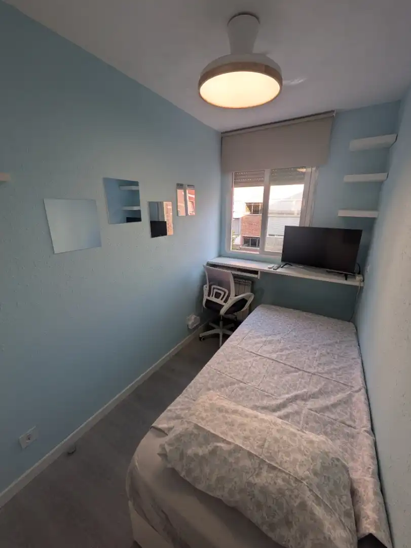 Room in Calle de Claudio Sánchez Albornoz, 22, Campamento