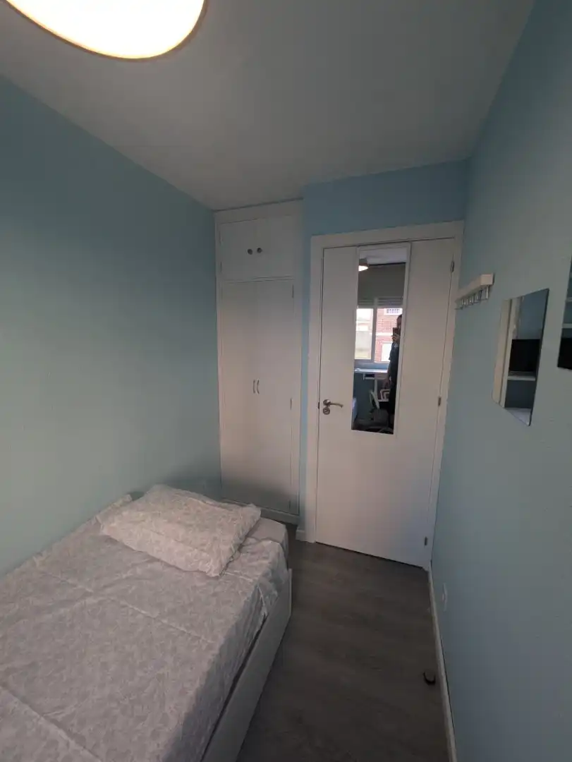 Room in Calle de Claudio Sánchez Albornoz, 22, Campamento