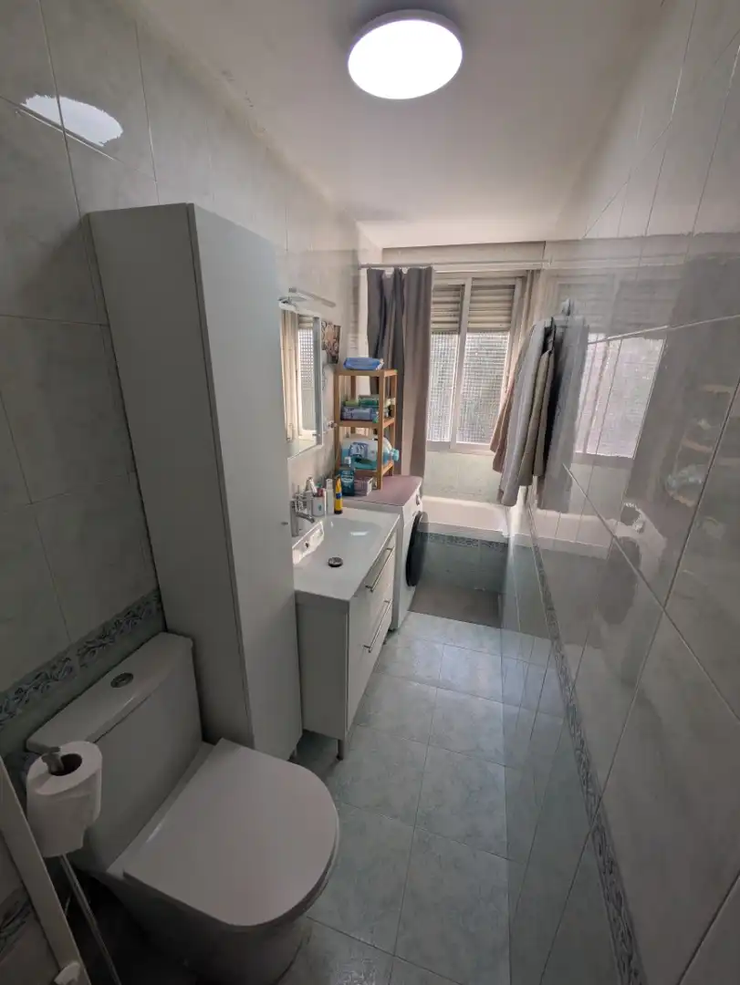 Room in Calle de Claudio Sánchez Albornoz, 22, Campamento
