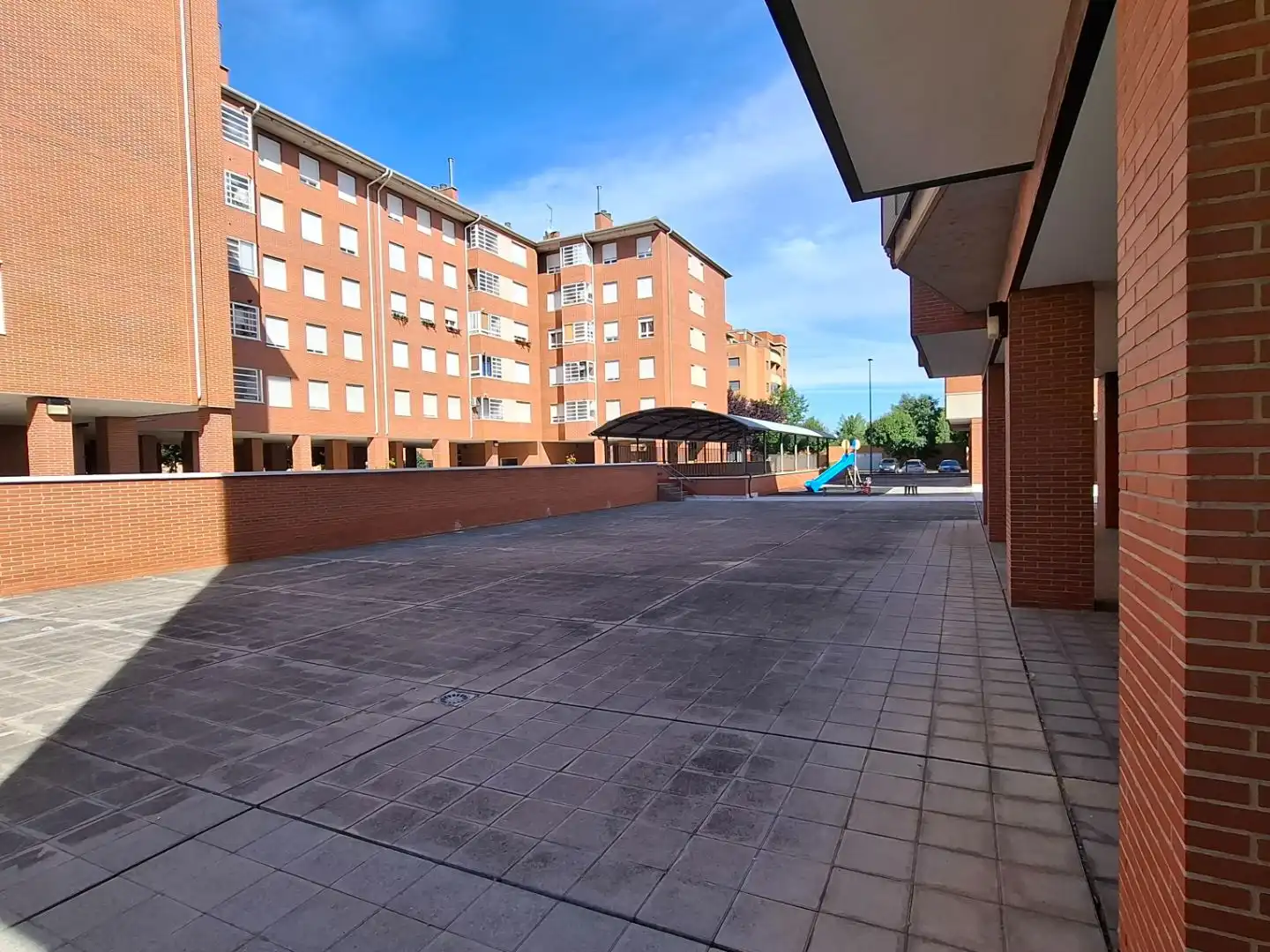 Piso en venta en El Soto Parking de Piso en venta en León Capital con Calefacción, Jardín privado y Parquet