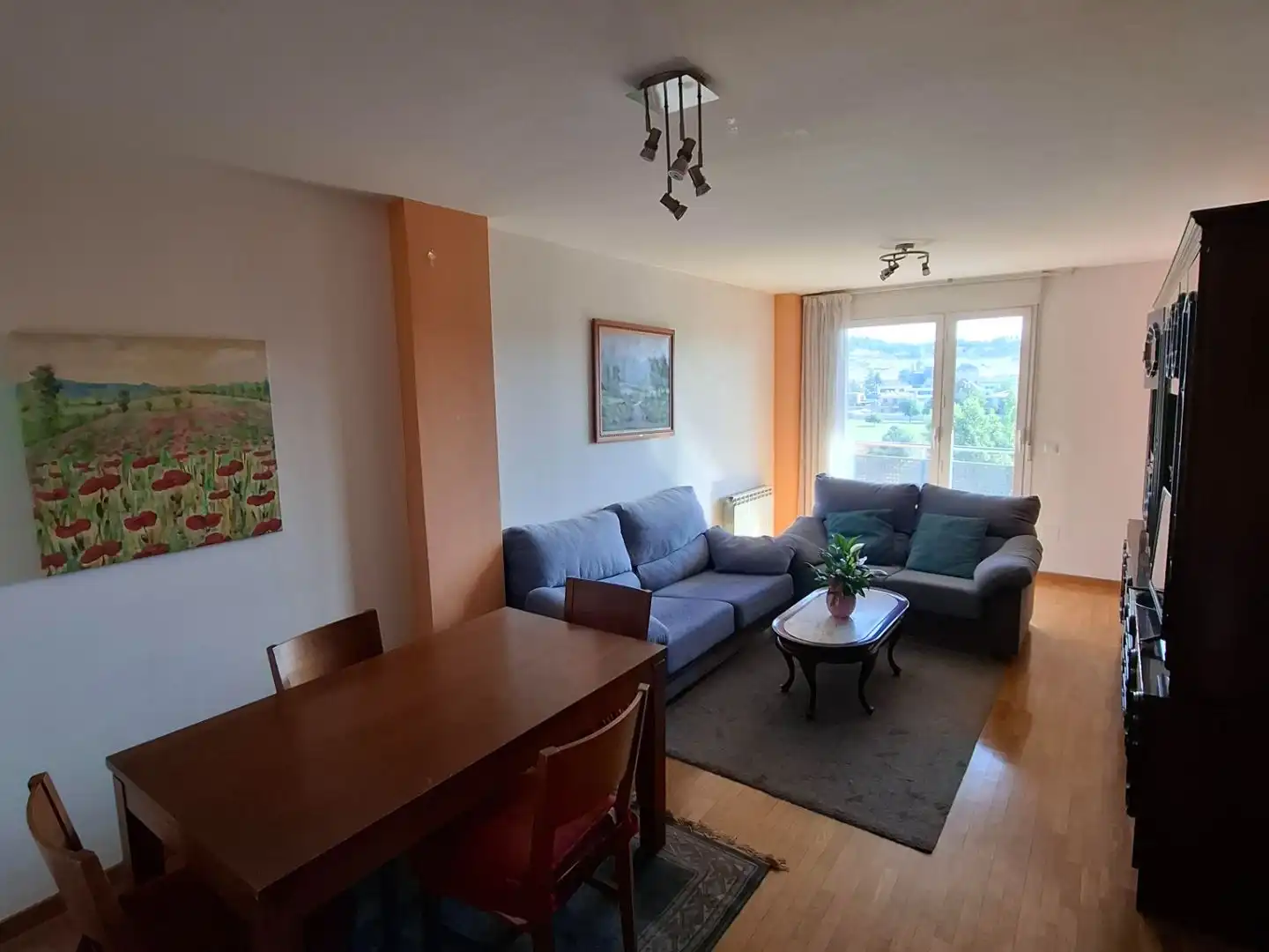 Piso en venta en El Soto Sala de estar de Piso en venta en León Capital con Calefacción, Jardín privado y Parquet