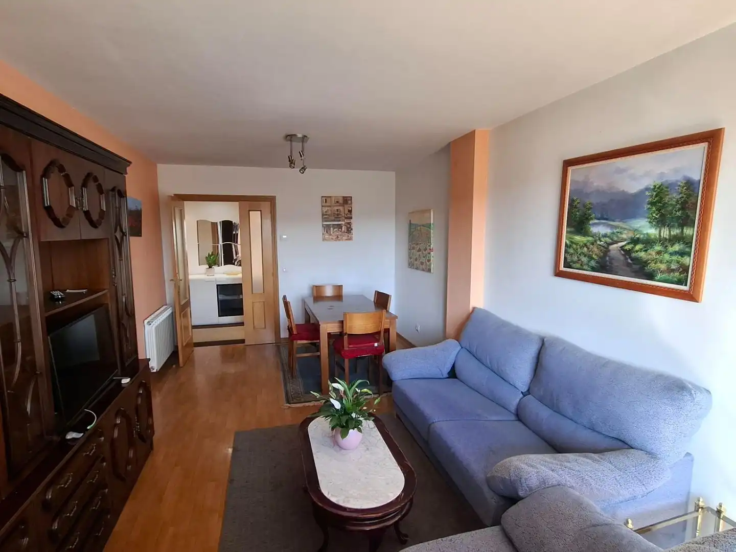 Piso en venta en El Soto Sala de estar de Piso en venta en León Capital con Calefacción, Jardín privado y Parquet
