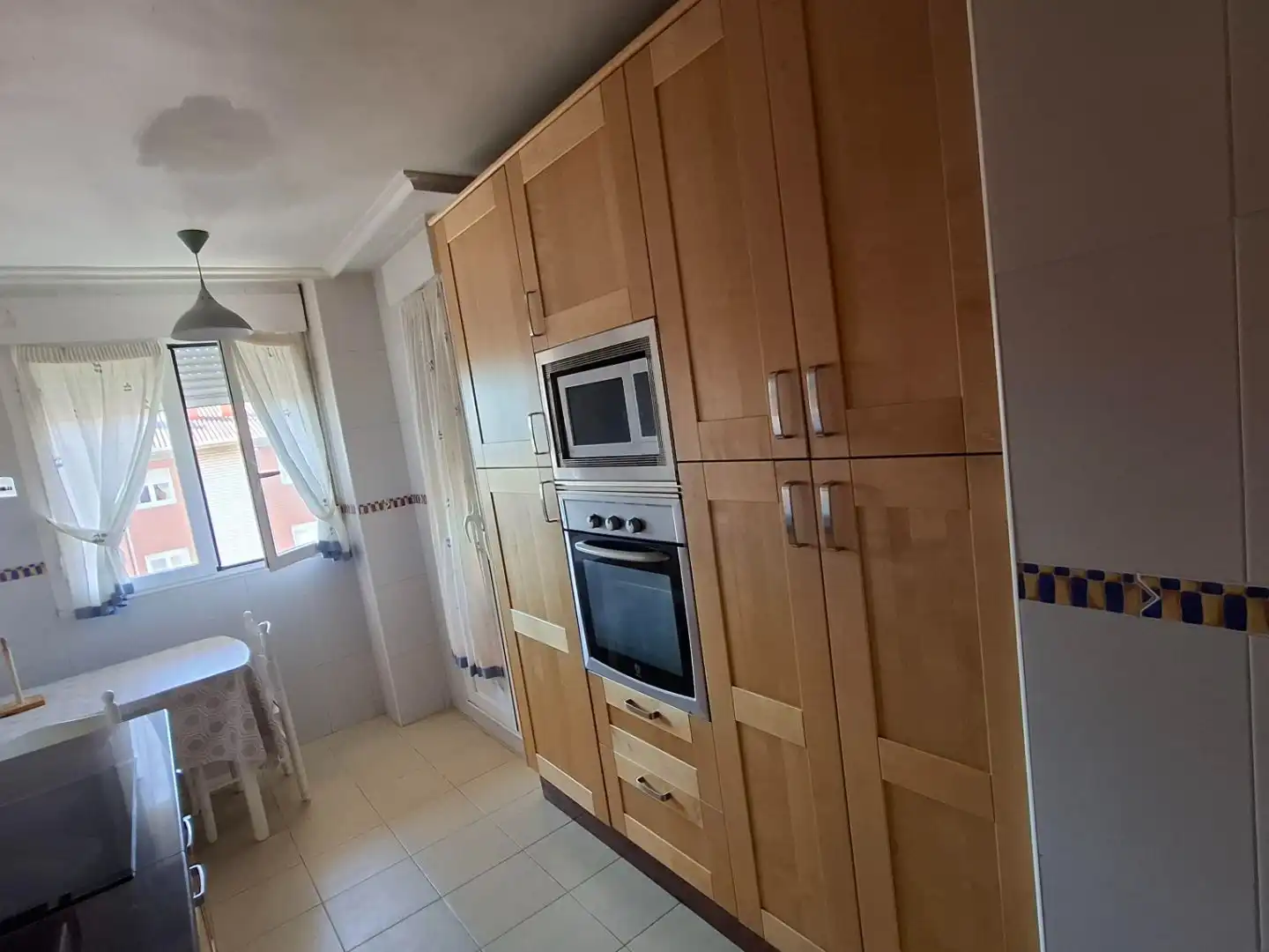Piso en venta en El Soto Cocina de Piso en venta en León Capital con Calefacción, Jardín privado y Parquet