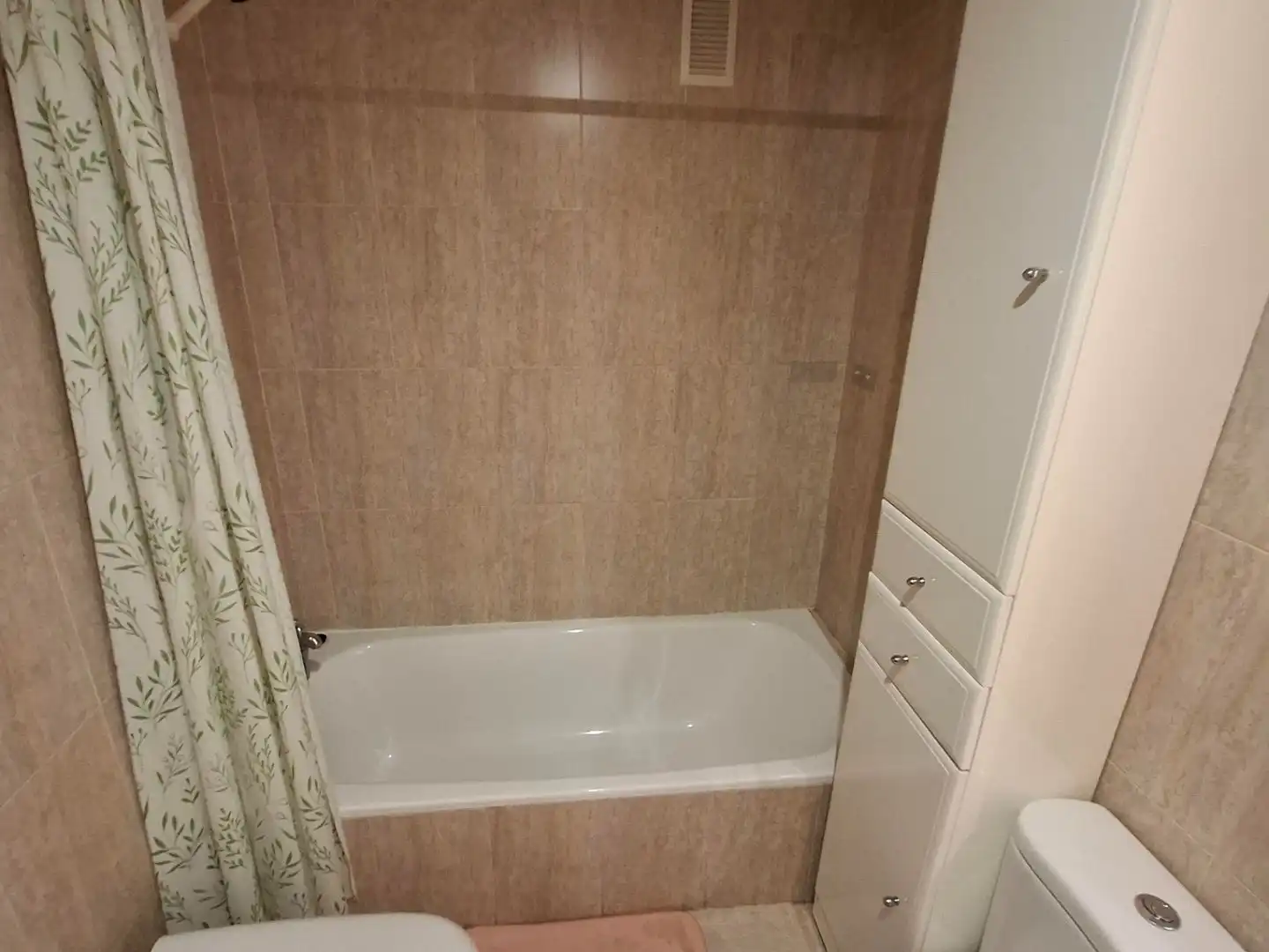 Piso en venta en El Soto Baño de Piso en venta en León Capital con Calefacción, Jardín privado y Parquet