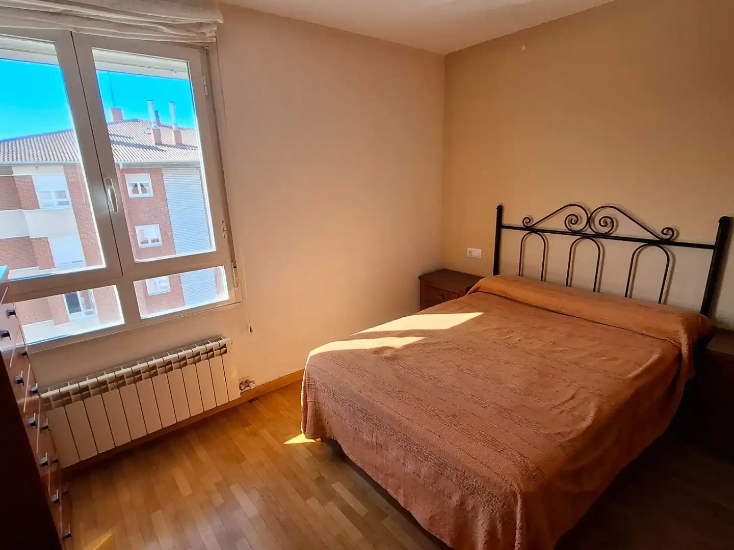 Piso en venta en El Soto Habitación de Piso en venta en León Capital con Calefacción, Jardín privado y Parquet