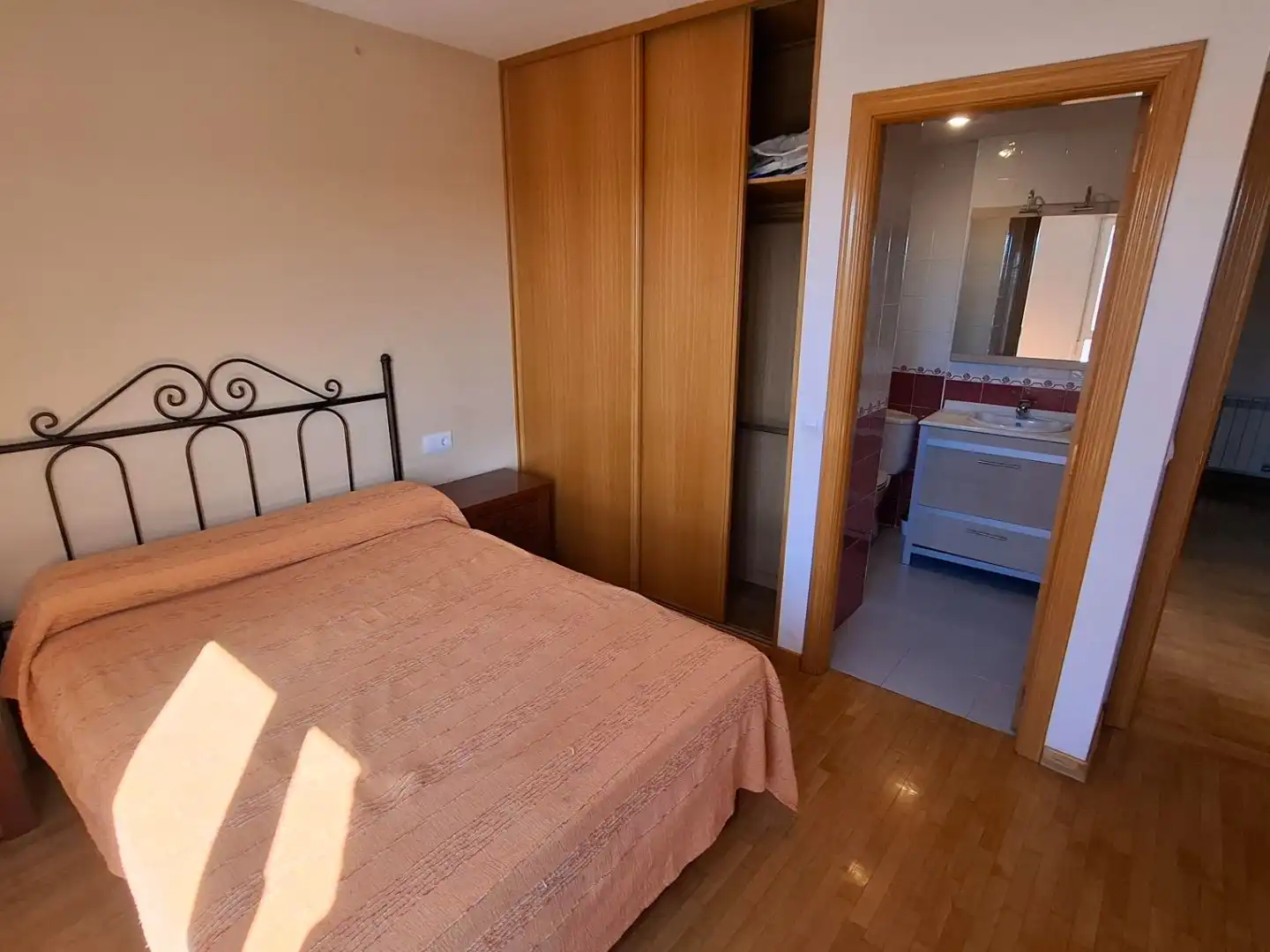 Piso en venta en El Soto Habitación de Piso en venta en León Capital con Calefacción, Jardín privado y Parquet