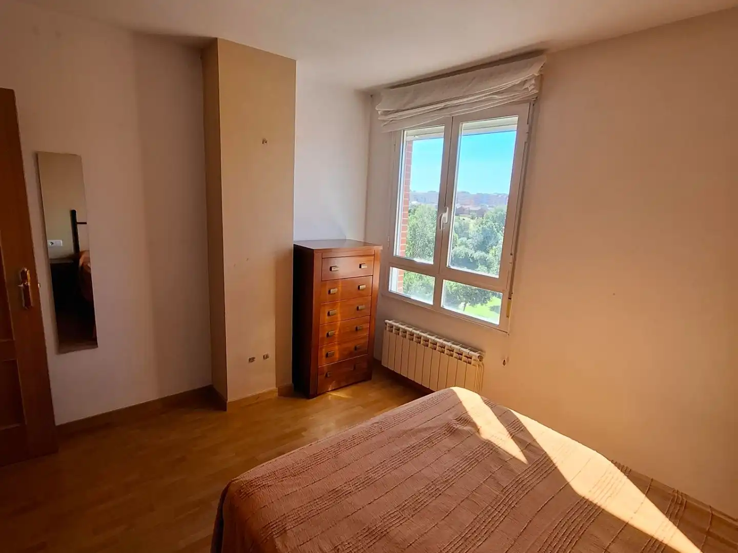 Piso en venta en El Soto Habitación de Piso en venta en León Capital con Calefacción, Jardín privado y Parquet