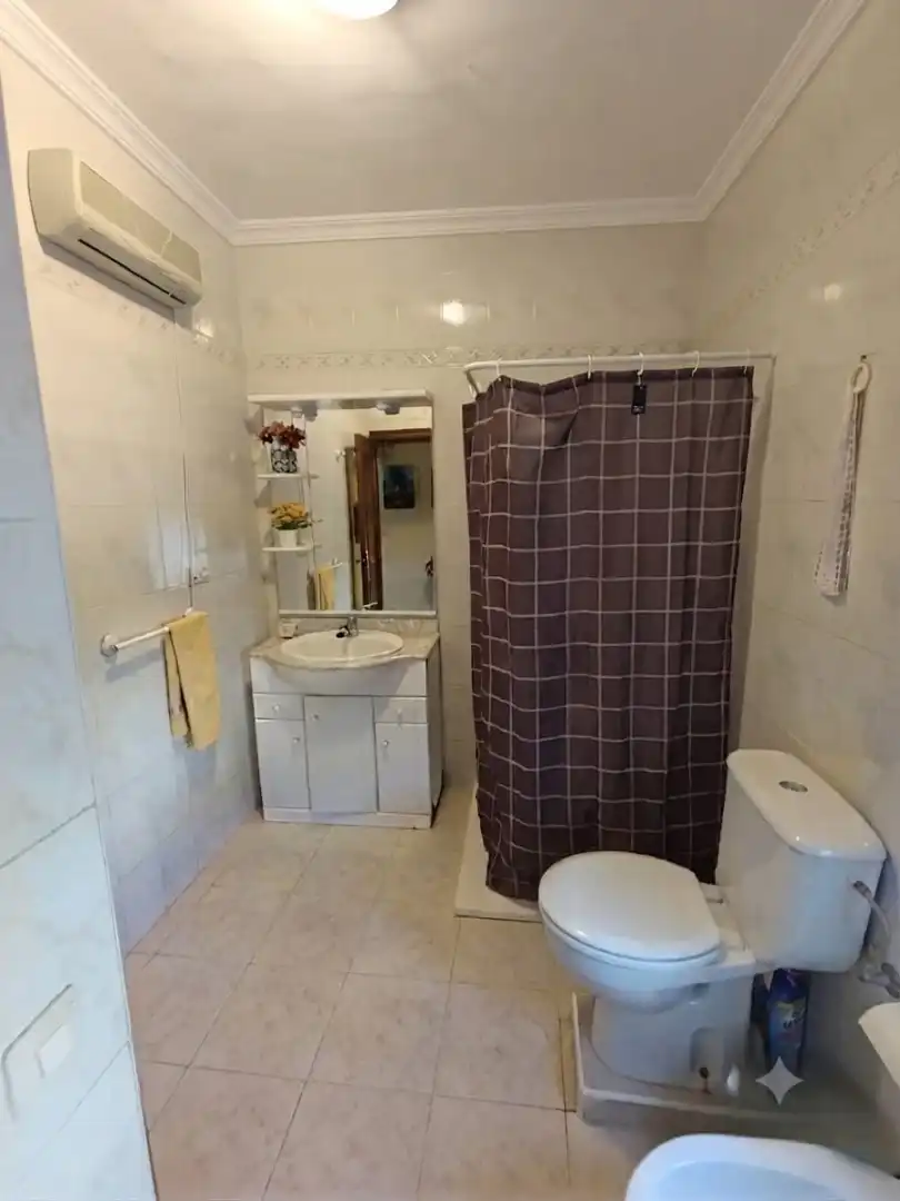 Casa adosada en venta en Calle el Copero, 3, Barrio Bajo Baño de Casa adosada en venta en San Juan de Aznalfarache con Aire acondicionado, Calefacción y Trastero