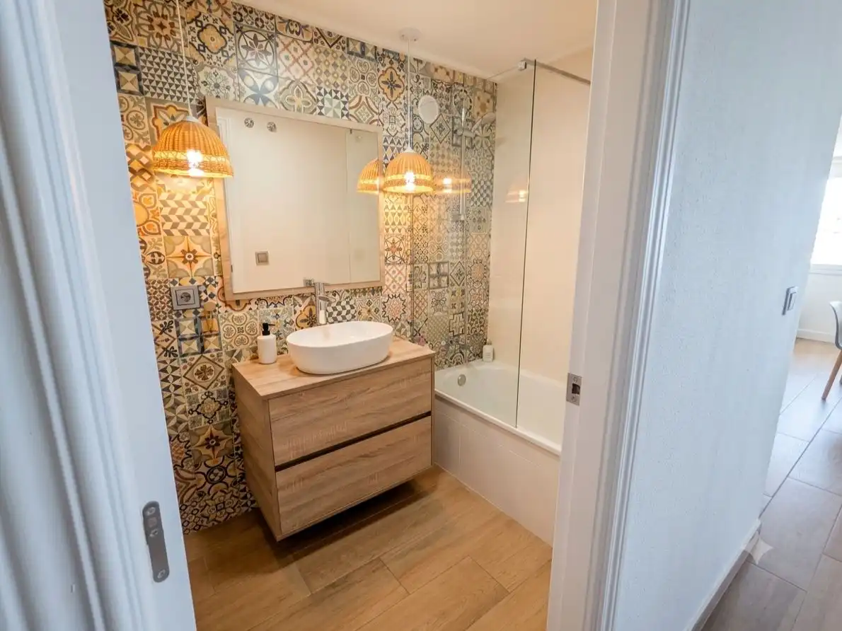 Flat for rent in Avenida Jaime I el Conquistador, Playa Muchavista Bathroom of Flat for rent in El Campello with Air Conditioner, Swimming Pool and Furnished
