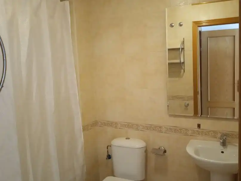 Wohnung zur Miete in Calle de Demóstenes, 25, El Cónsul - Ciudad Universitaria - El Romeral Badezimmer von Wohnung zur Miete in Málaga mit Privatgarten, Terrasse und Schwimmbad