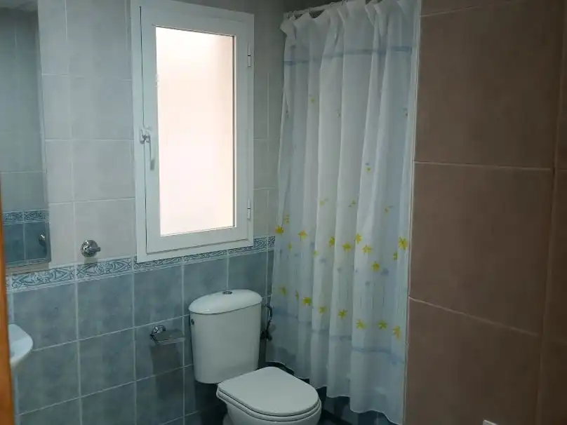 Wohnung zur Miete in Calle de Demóstenes, 25, El Cónsul - Ciudad Universitaria - El Romeral Badezimmer von Wohnung zur Miete in Málaga mit Privatgarten, Terrasse und Schwimmbad
