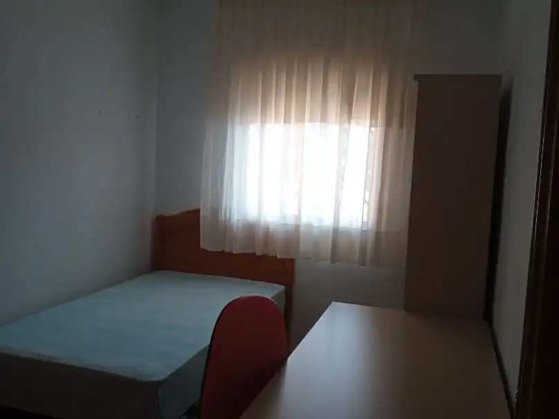 Wohnung zur Miete in Calle de Demóstenes, 25, El Cónsul - Ciudad Universitaria - El Romeral Schlafzimmer von Wohnung zur Miete in Málaga mit Privatgarten, Terrasse und Schwimmbad