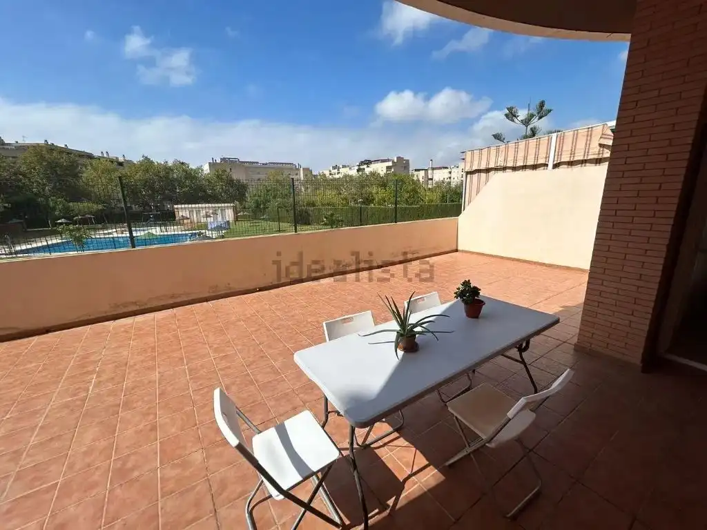 Wohnung zur Miete in Calle de Demóstenes, 25, El Cónsul - Ciudad Universitaria - El Romeral Terrasse von Wohnung zur Miete in Málaga mit Privatgarten, Terrasse und Schwimmbad