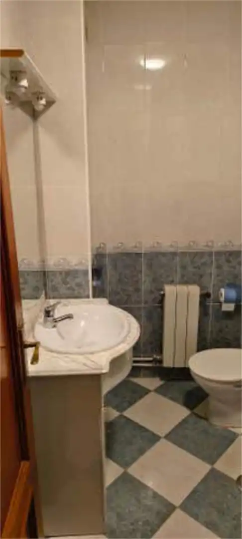Piso en venta en Fontarrón Baño de Piso en venta en Madrid con Calefacción, Terraza y Trastero