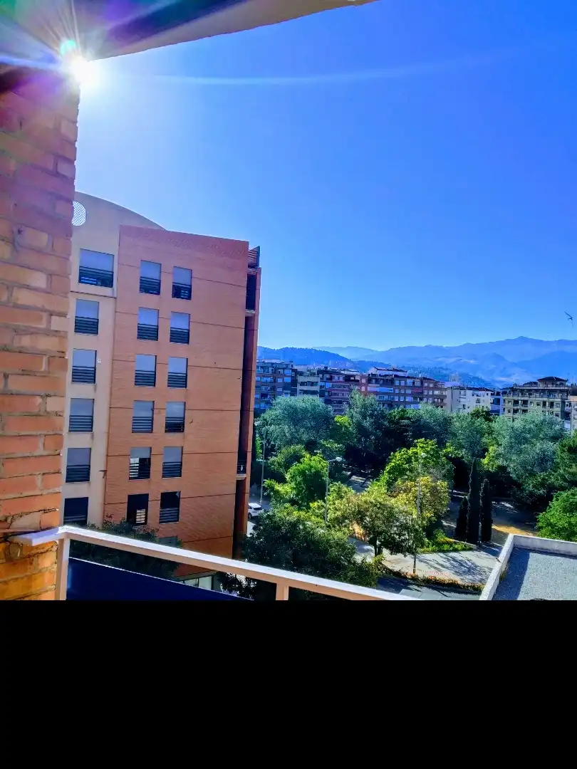 Piso de alquiler en Calle Ramón y Cajal, 11, Rosaleda - Juventud Vista exterior de Piso de alquiler en Granada con Calefacción, Terraza y Amueblado