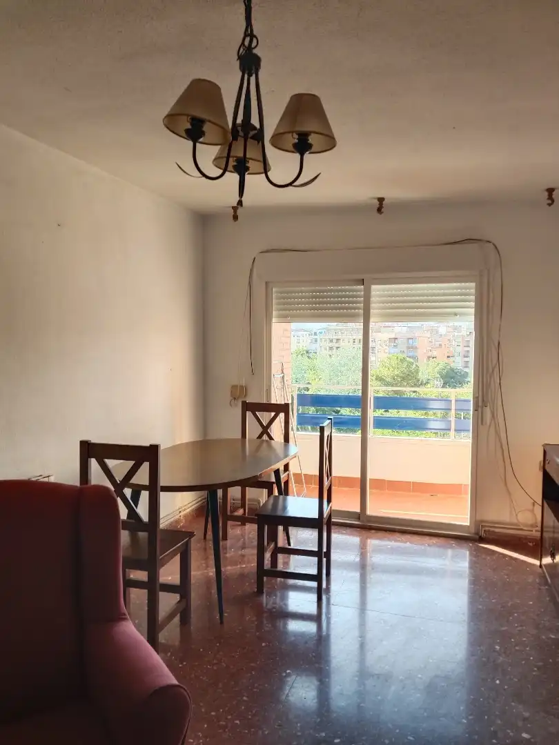 Piso de alquiler en Calle Ramón y Cajal, 11, Rosaleda - Juventud Comedor de Piso de alquiler en Granada con Calefacción, Terraza y Amueblado
