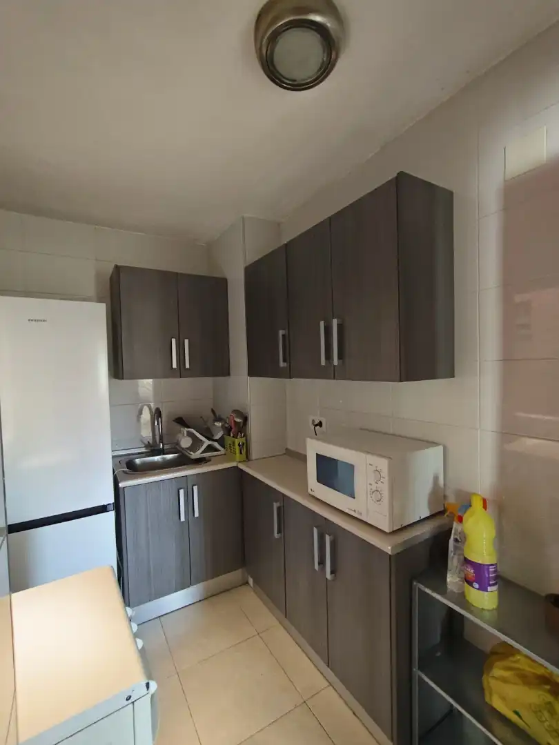 Piso de alquiler en Calle Ramón y Cajal, 11, Rosaleda - Juventud Cocina de Piso de alquiler en Granada con Calefacción, Terraza y Amueblado