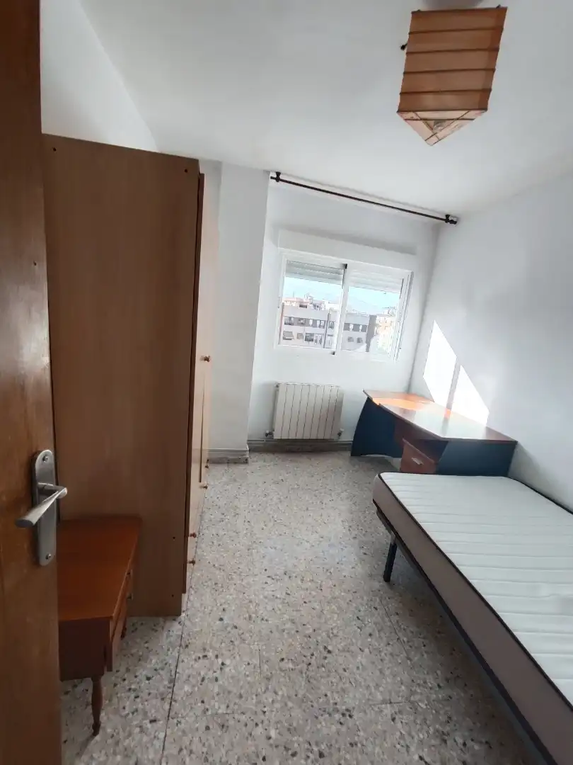 Piso de alquiler en Calle Ramón y Cajal, 11, Rosaleda - Juventud Habitación de Piso de alquiler en Granada con Calefacción, Terraza y Amueblado