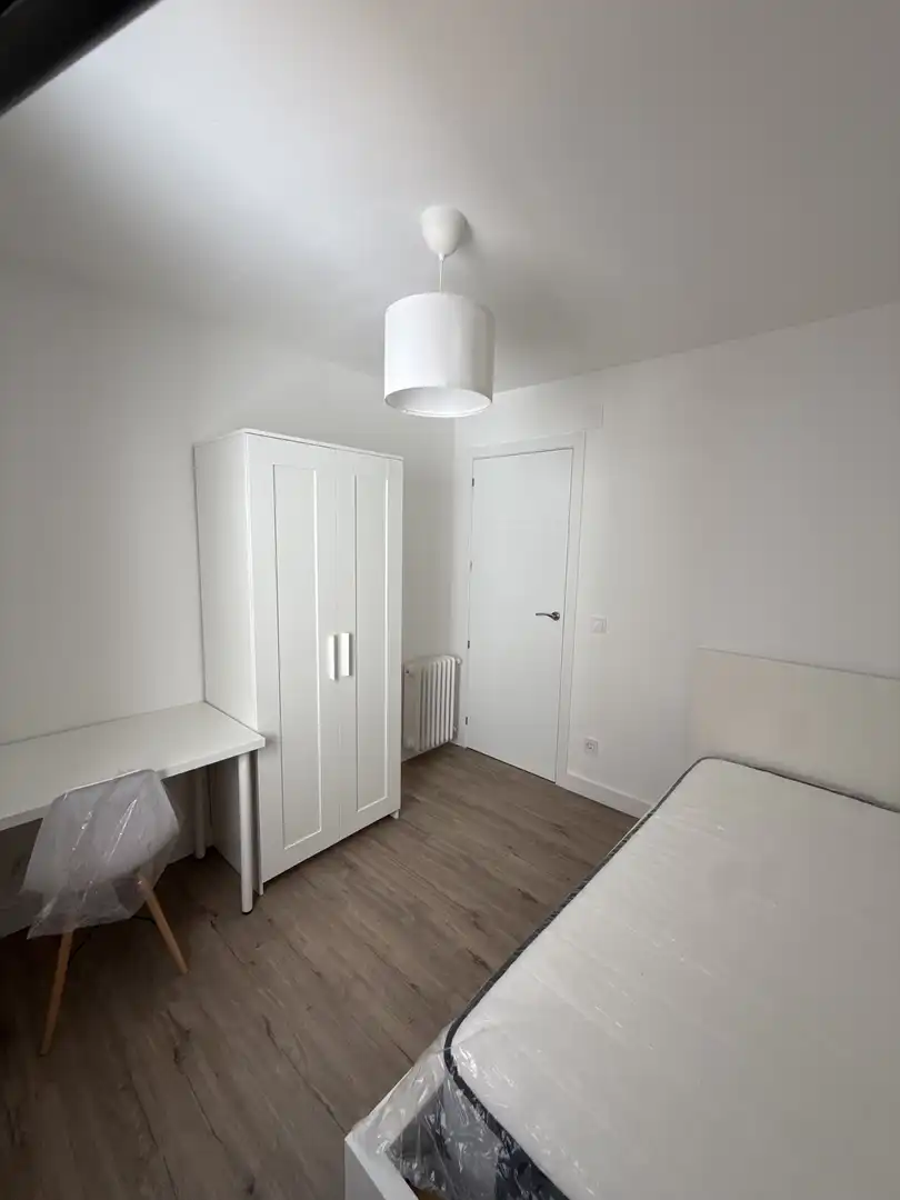 Habitació a Calle General Vives, 34, Zona Alta Dormitori de Pis per a compartir en Ponferrada amb Calefacció, Moblat i Balcó