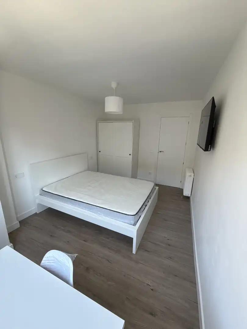 Habitació a Calle General Vives, 34, Zona Alta Dormitori de Pis per a compartir en Ponferrada amb Calefacció, Moblat i Balcó
