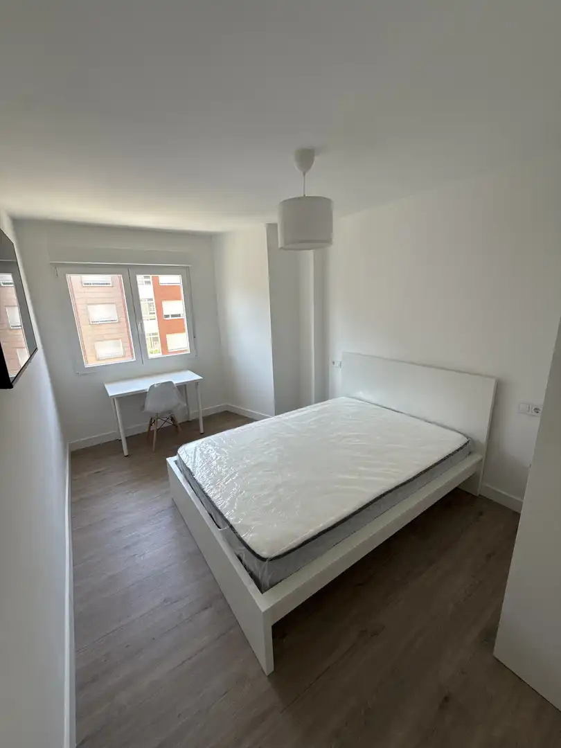 Habitació a Calle General Vives, 34, Zona Alta Dormitori de Pis per a compartir en Ponferrada amb Calefacció, Moblat i Balcó